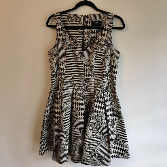 Stunning RARE Brocade Dress by CUE Australia - Picture 2 of 8